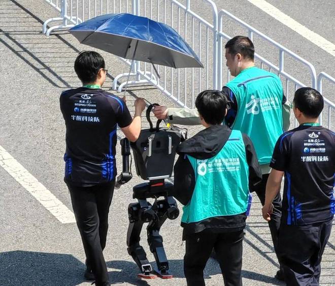 太奶式遛弯、儿童级陪护、累趴工程师这场马拉松让科技圈笑不活了(图5)