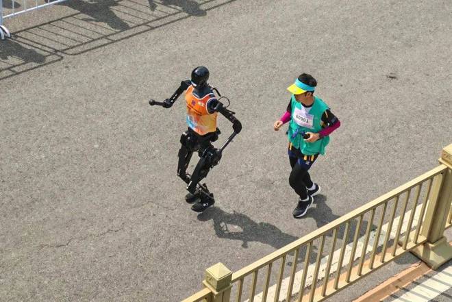 太奶式遛弯、儿童级陪护、累趴工程师这场马拉松让科技圈笑不活了(图3)
