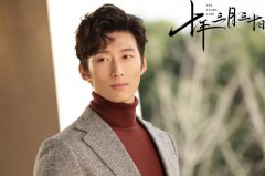 窦骁新剧《十年》热播 高领暖霸上演霸道撩