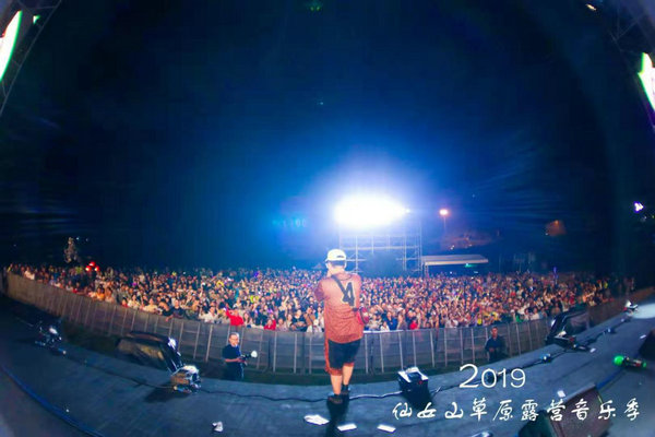 现场万人合唱《千年等一回》,高胜美引爆仙女(图1)